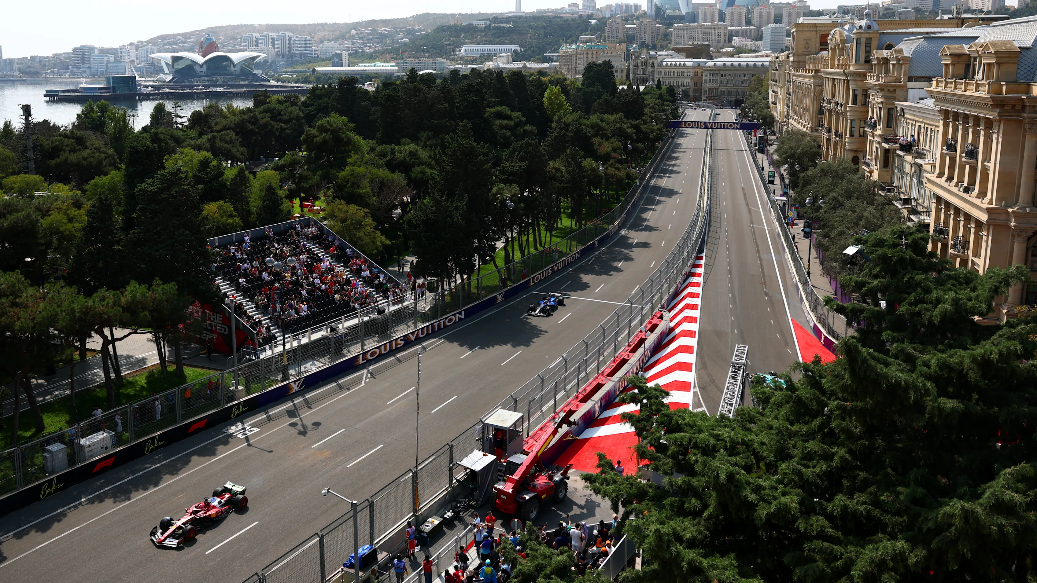 Bakou, Azerbaïdjan - 19 septembre: Charles Leclerc de Monaco conduisant le (16) Scuderia Ferrari SF-25
