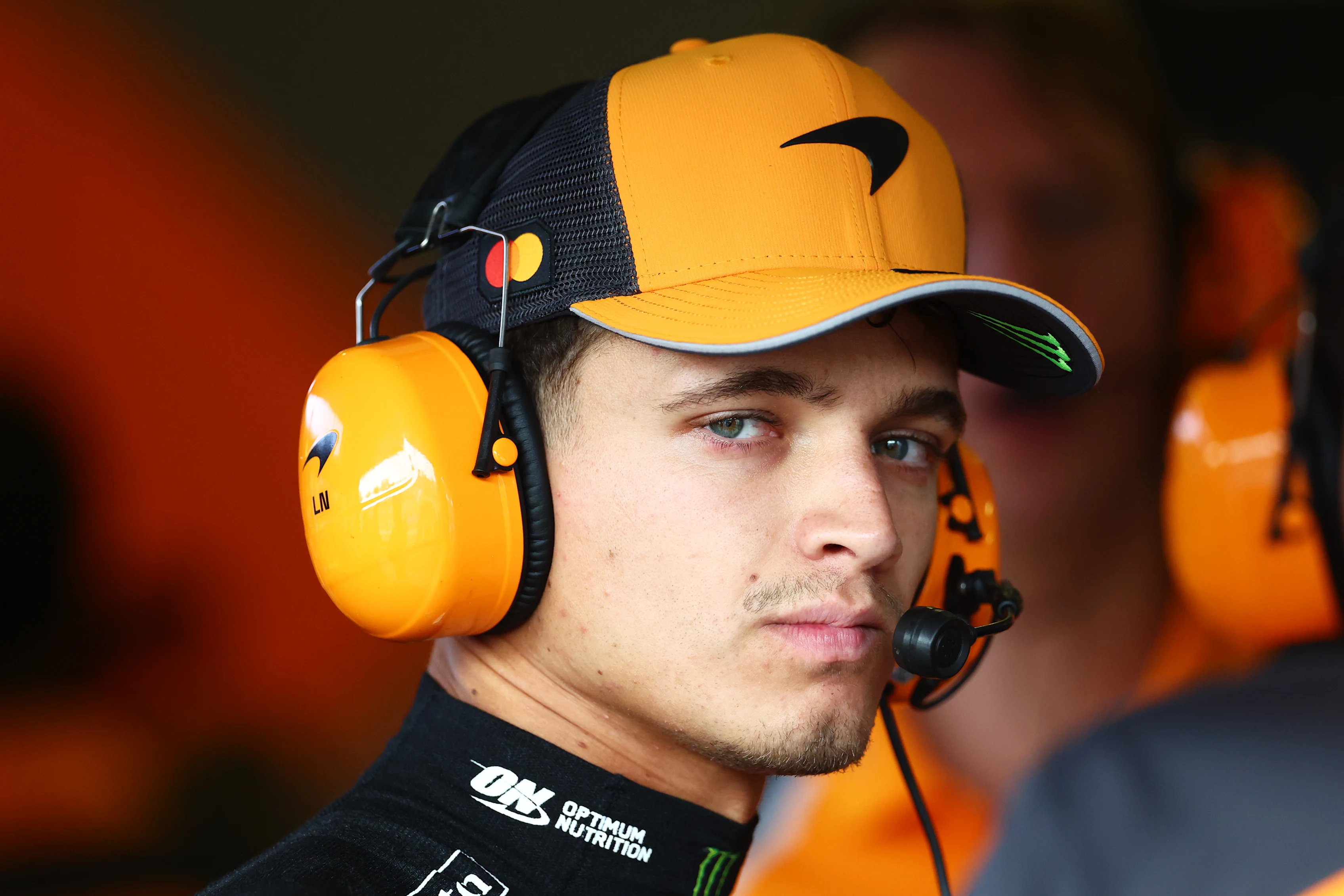 Bakou, Azerbaïdjan - 19 septembre: Lando Norris de Grande-Bretagne et McLaren regardent pendant l'entraînement