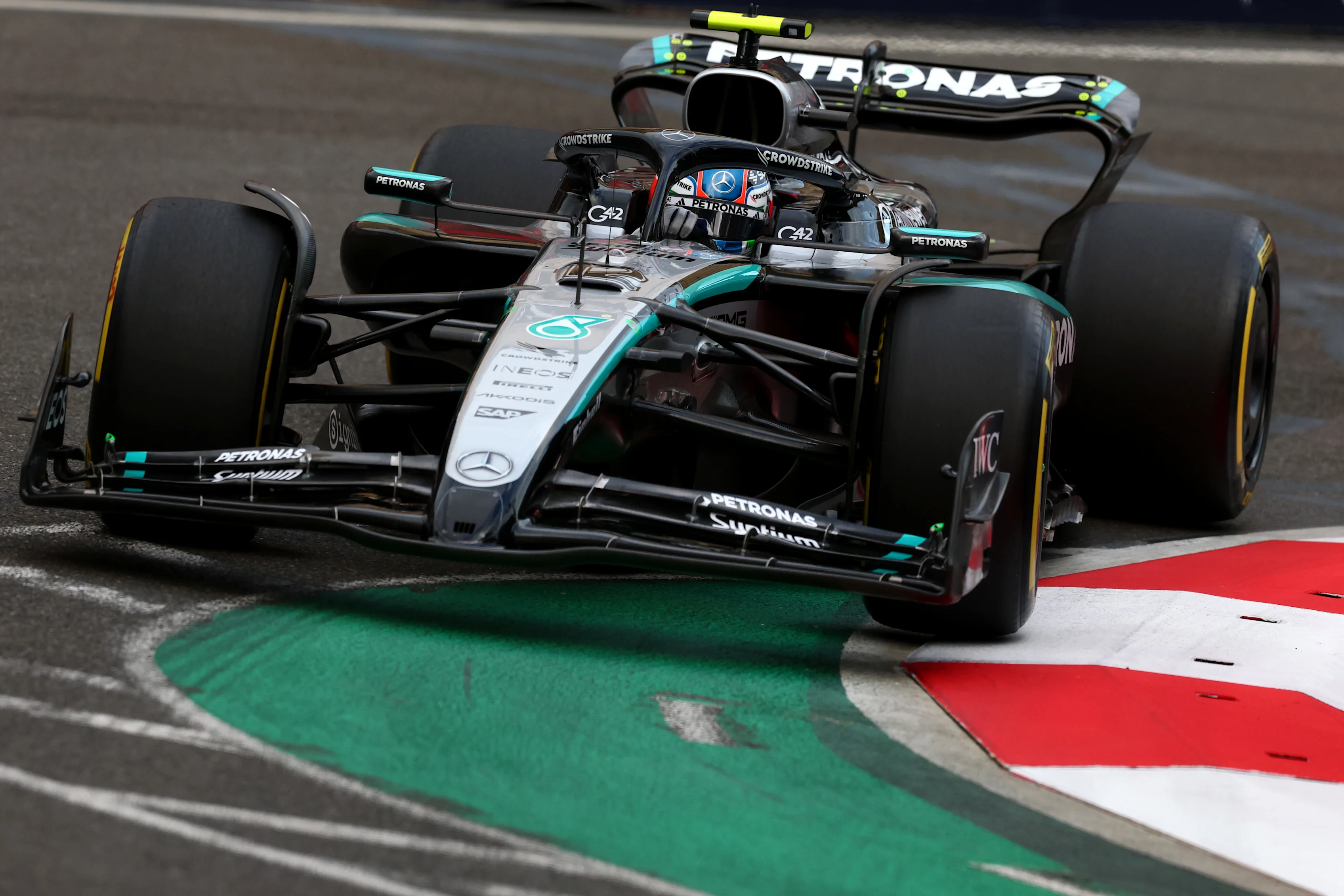 Bakou, Azerbaïdjan - 20 septembre: Andrea Kimi Antonelli d'Italie conduisant le (12) Mercedes AMG