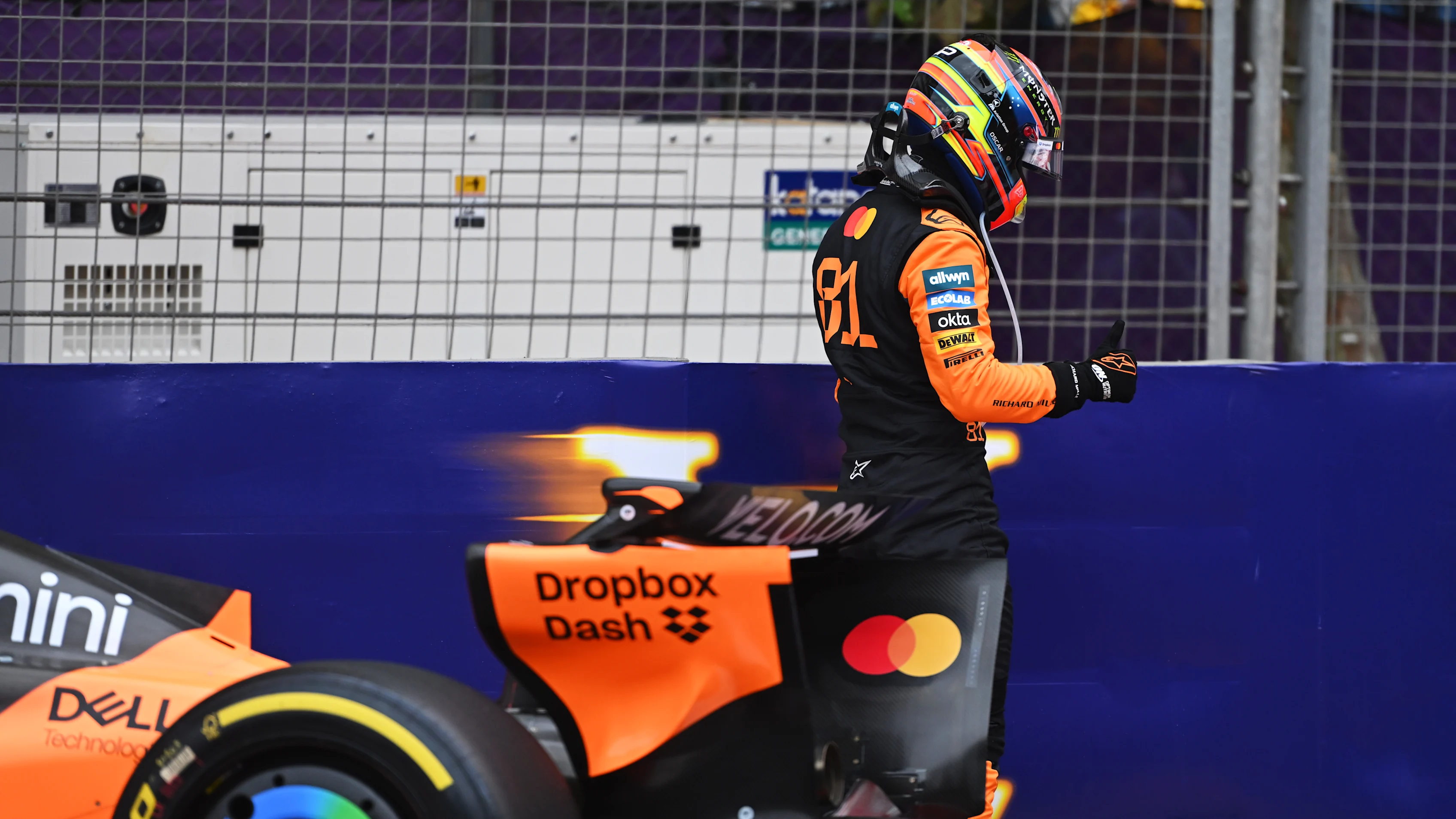 Bakou, Azerbaïdjan - 21 septembre: Oscar Piastri d'Australie et McLaren s'éloigne de sa voiture