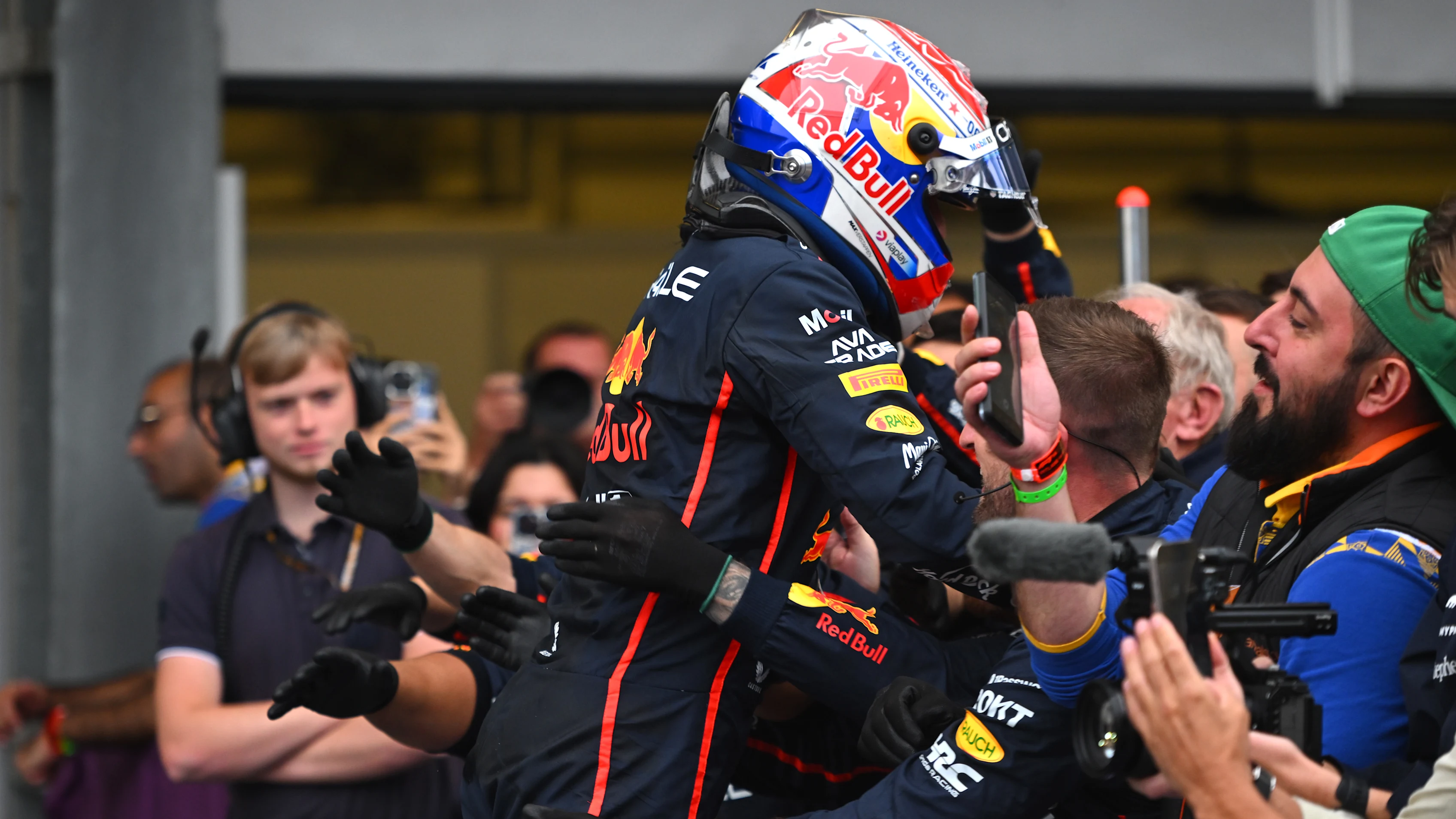 BAKU, AZERBAIJAN - SEPTEMBER 21: Race winner Max Verstappen of the Netherlands and Oracle Red Bull Racing celebrates in parc ferme with his team during the F1 Grand Prix of Azerbaijan at Baku City Circuit on September 21, 2025 in Baku, Azerbaijan. (Photo by Rudy Carezzevoli/Getty Images)