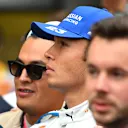 Alex Albon en attente de la cérémonie de podium