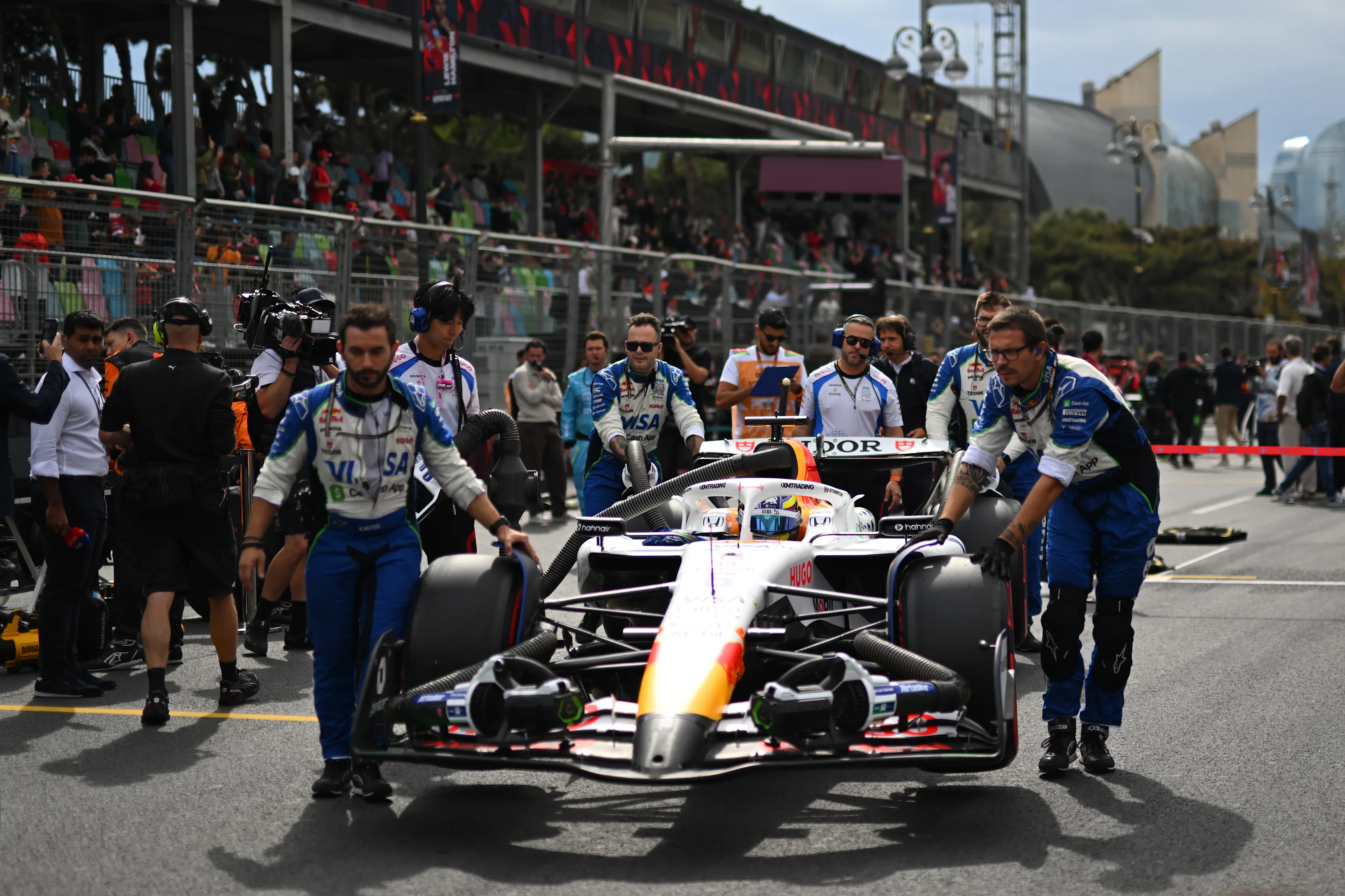 Bakou, Azerbaïdjan - 21 septembre: Isack Hadjar de France conduisant le (6) Visa Cash App Racing Bulls