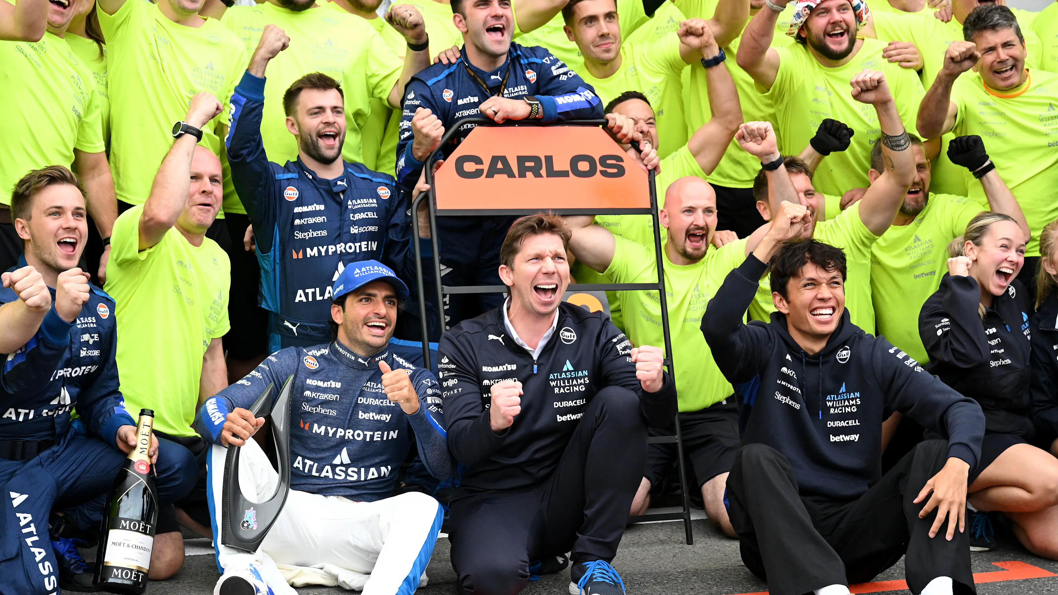 Célébrations de podium pour toute l'équipe