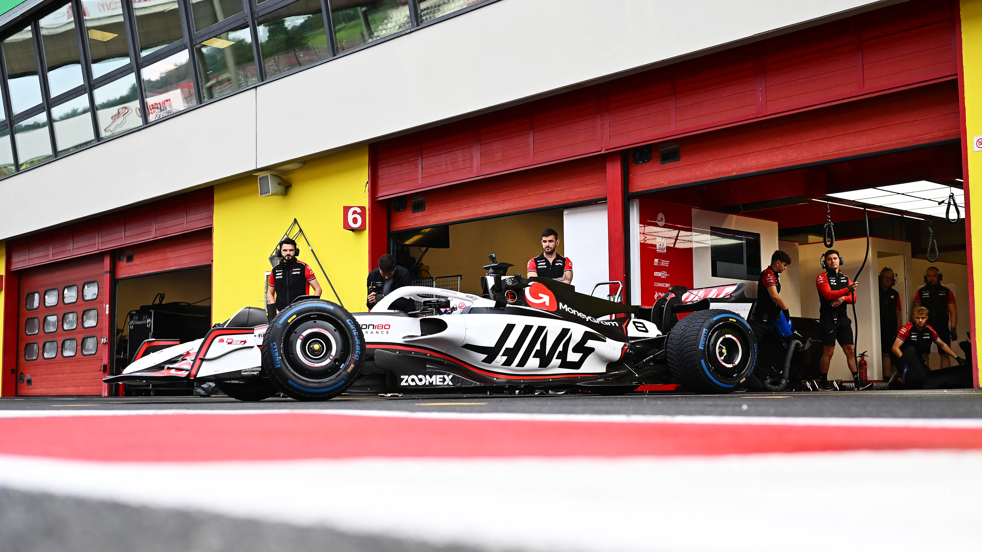 Scarperia, Italie - 26 septembre: Romain Grosjean de France conduisant le Haas F1 Ferrari quitte le