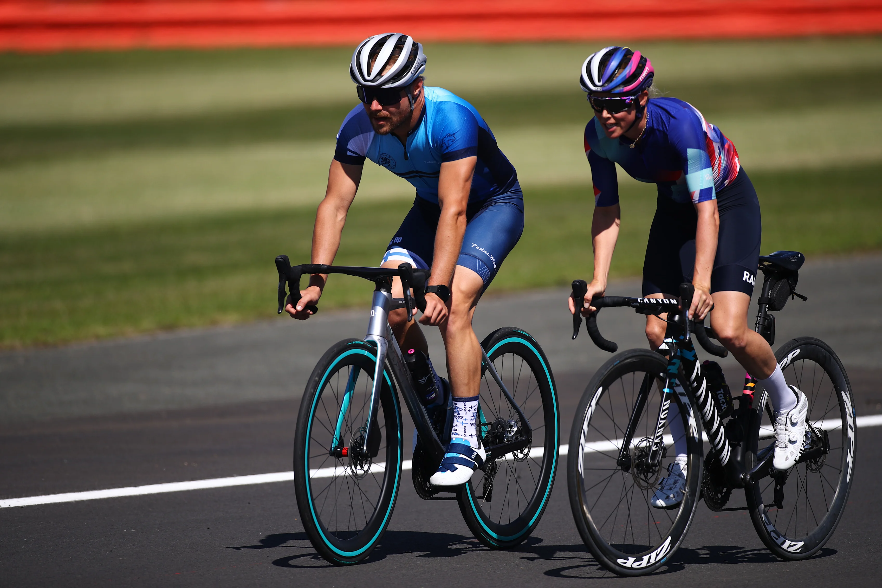 Northampton, Angleterre - 30 juillet: Valtteri Bottas of Finland et Mercedes GP et petite amie et route