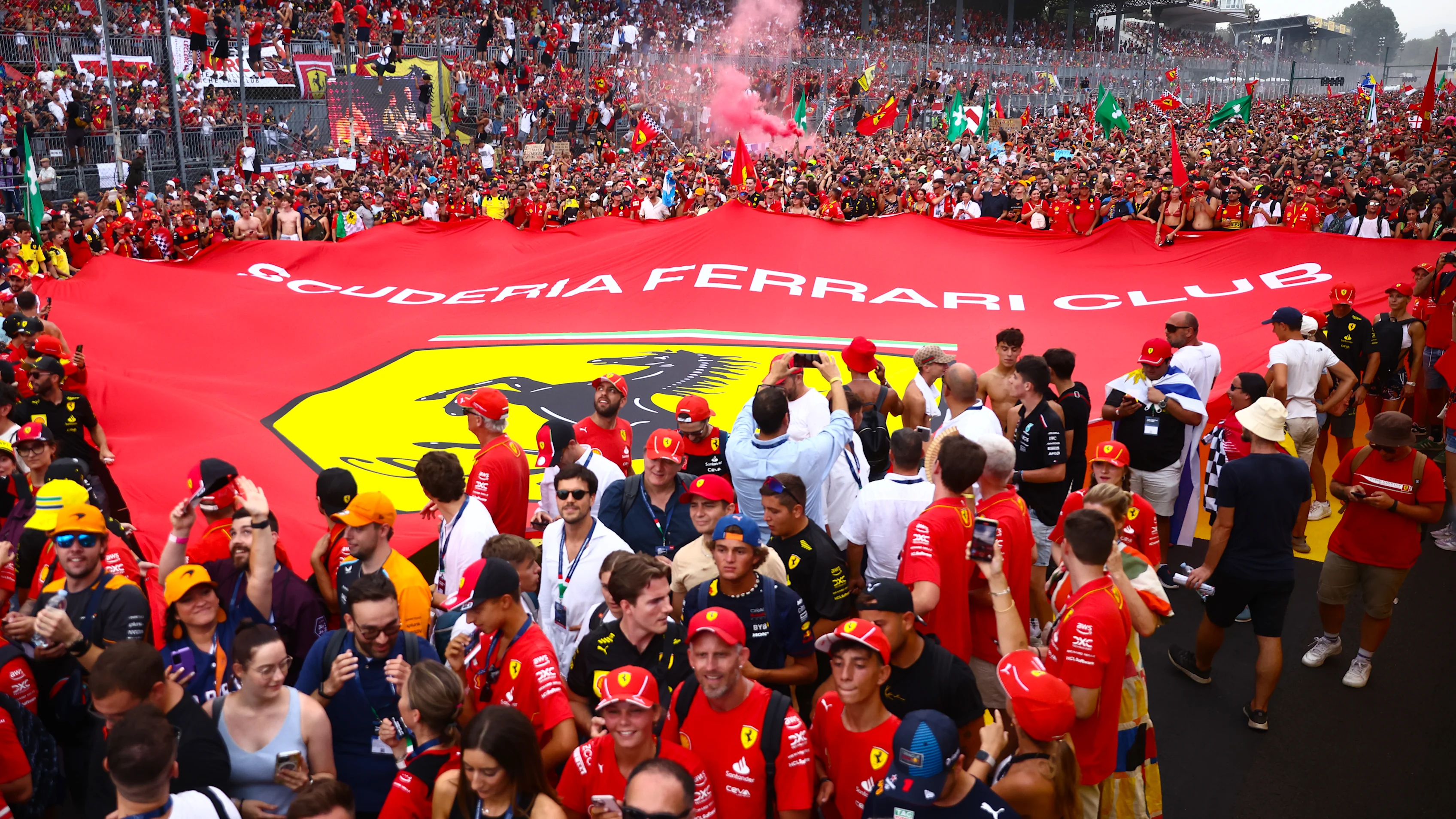 Tifosi célèbre après que Charles Leclerc de Ferrari a remporté le Grand Prix de Formule un
