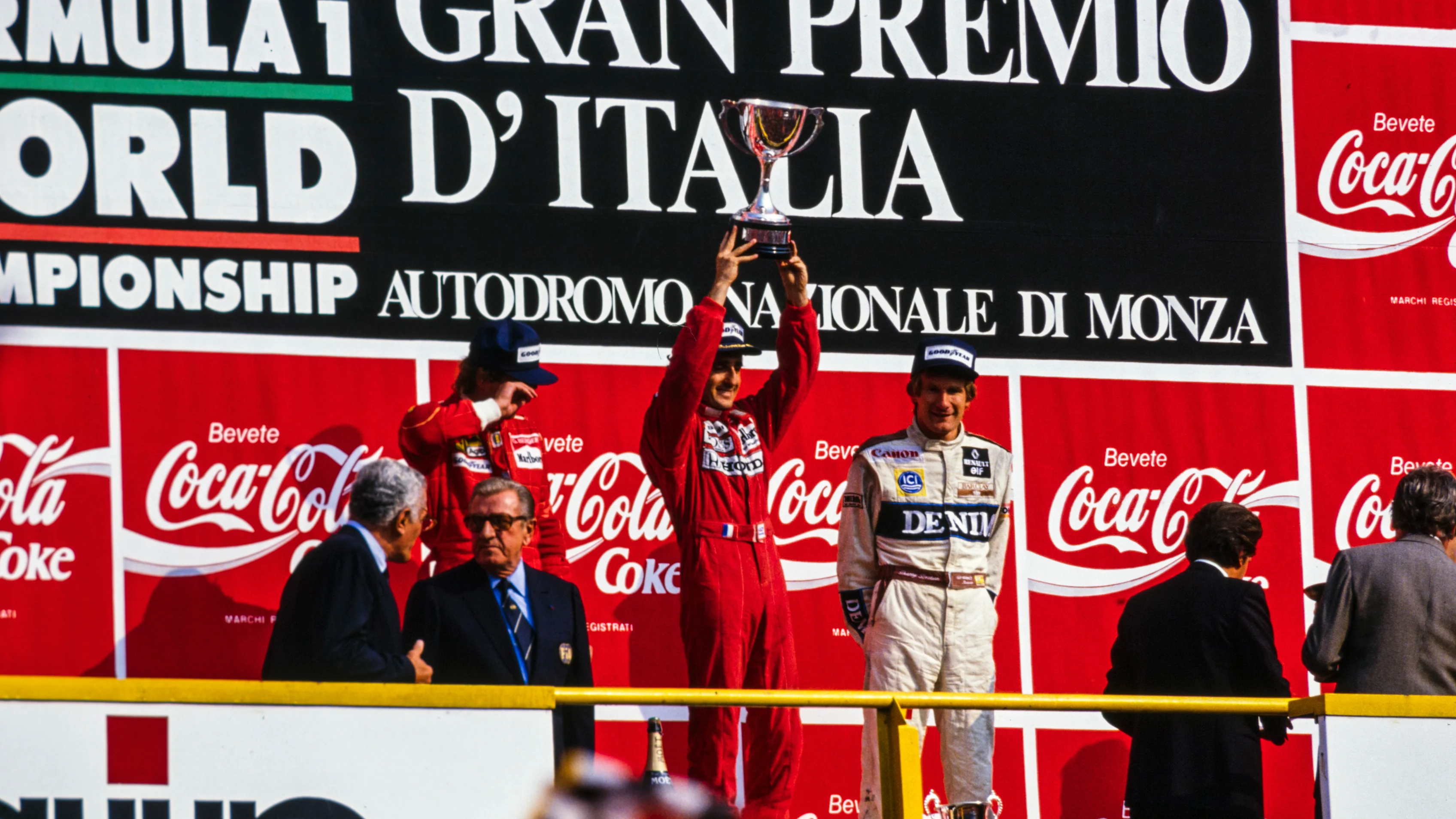 Autodromo Nazionale Monza, Italie - 10 septembre: Alain Prost, 1ère position, soulève le trophée 