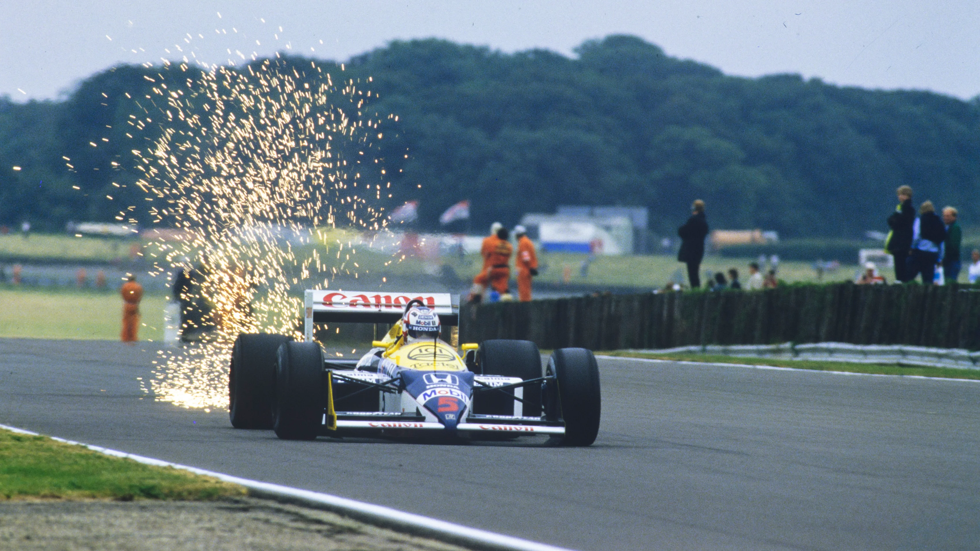 Silverstone, Royaume-Uni - 12 juillet: Nigel Mansell, Williams FW11b Honda, envoie une douche de