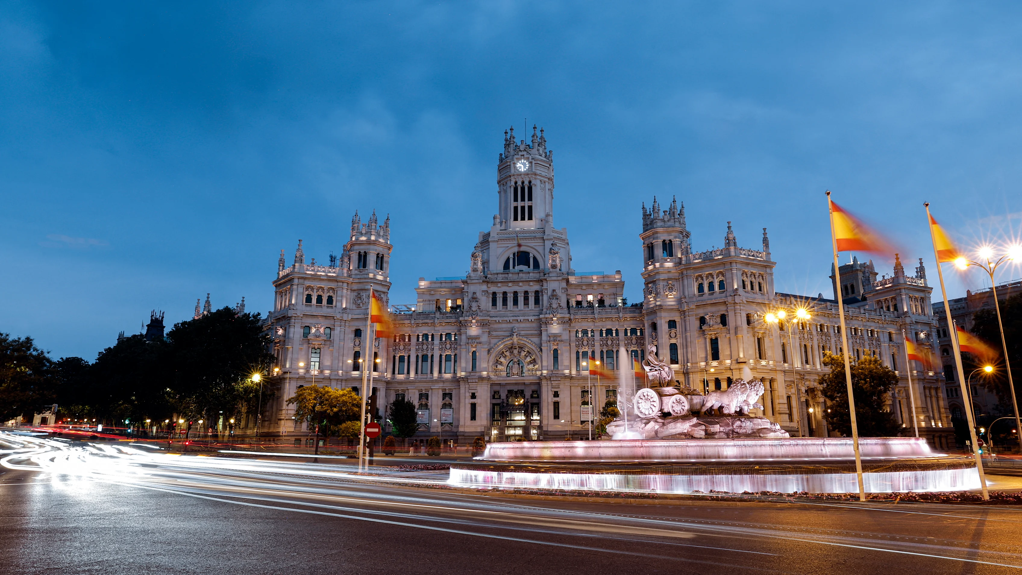 La vue générale montre la fontaine de Cibeles et le palais de Cibeles à Madrid illuminé au crépuscule en juillet