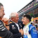 De grands noms dans le paddock, Helmut Marko (Red Bull) et Zak Brown (PDG McLaren), donnant leur signe de tête d'approbation.