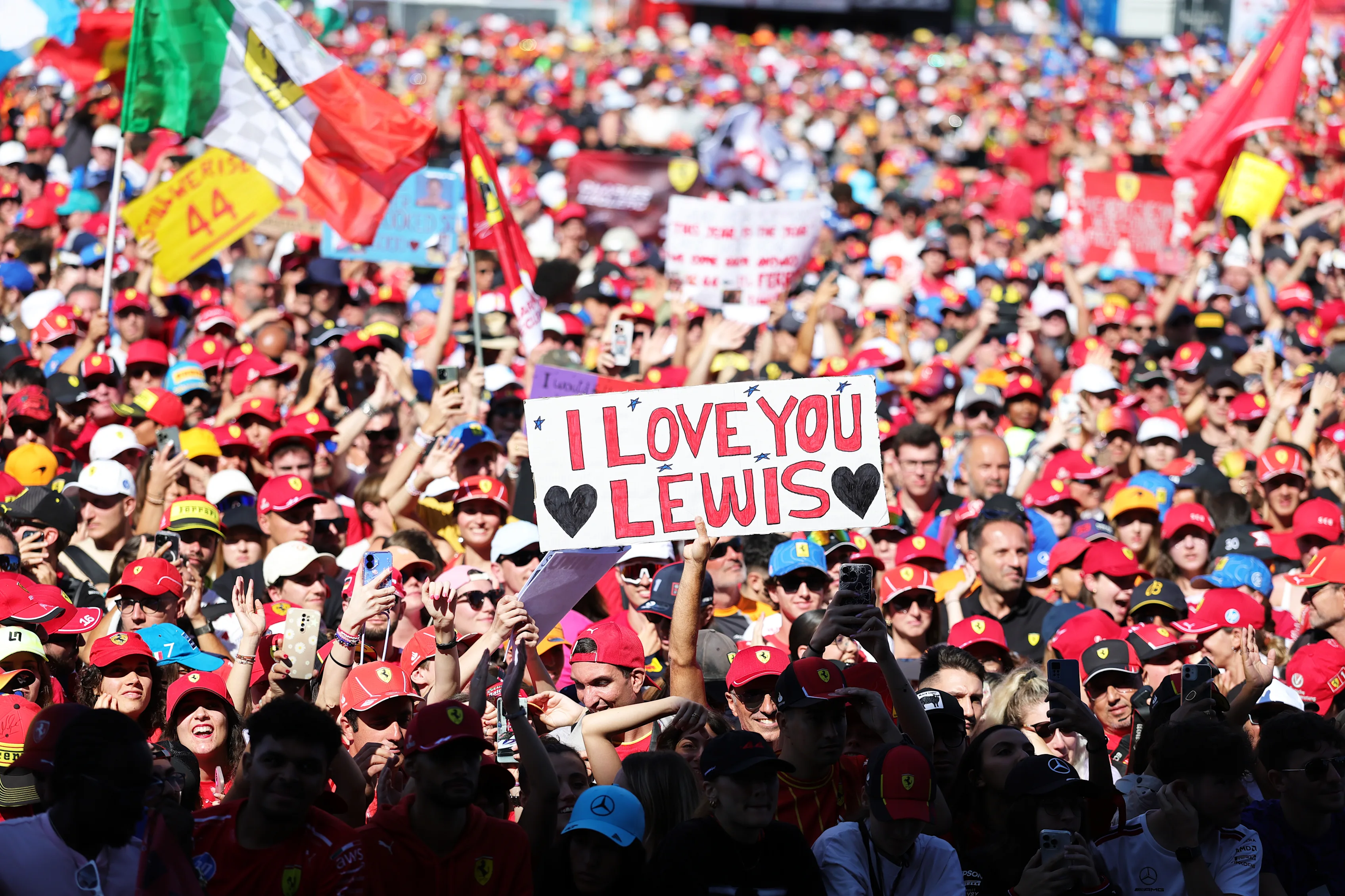 Monza, Italie - 06 septembre: Les fans de Lewis Hamilton de Grande-Bretagne et Scuderia Ferrari se sont réunis