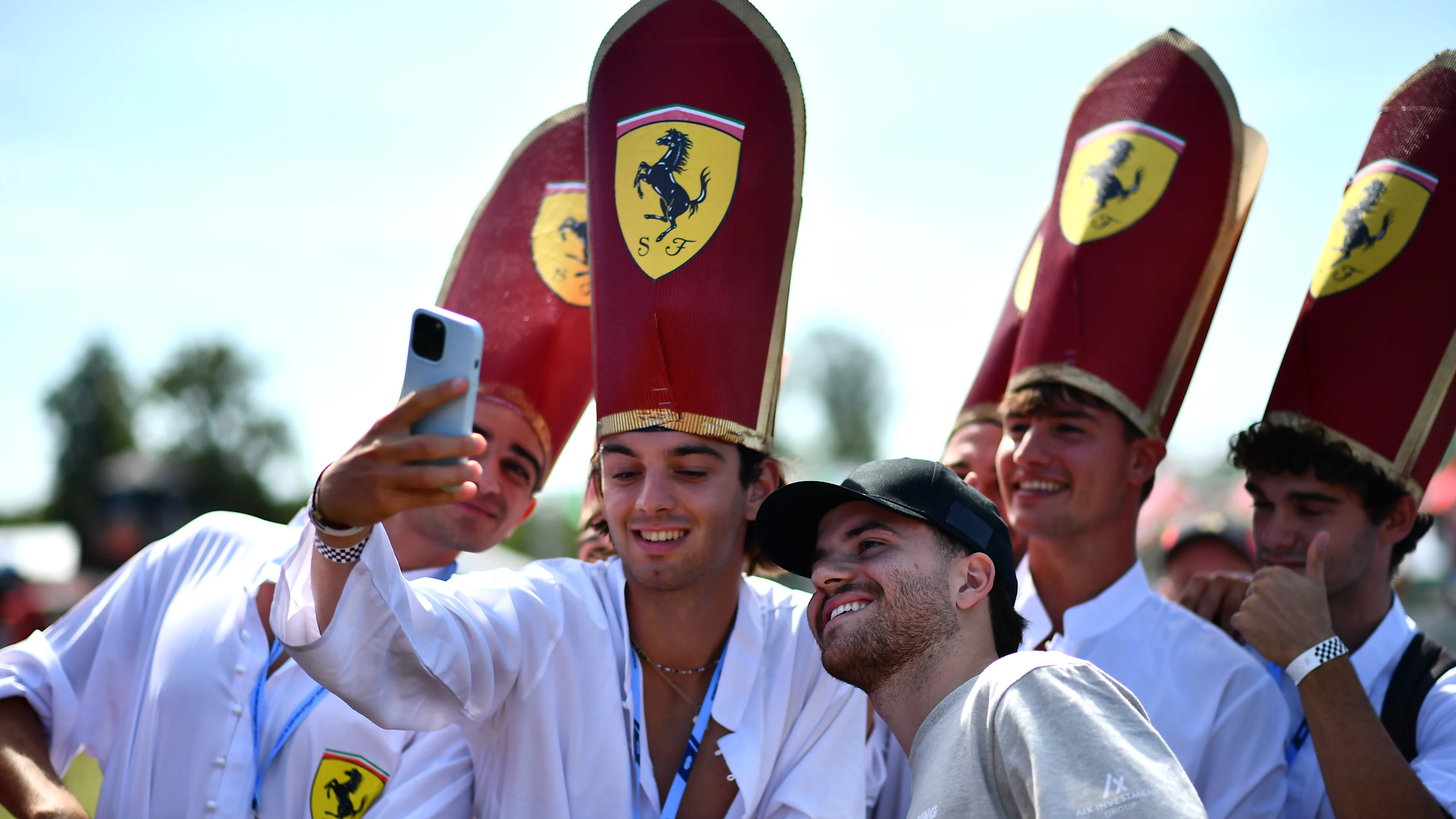 Le légendaire «Pape Lads» est revenu - les chapeaux papaux et les bénédictions Ferrari incluses - en gardant le fail théâtre de Monza en vie. Swipe pour plus