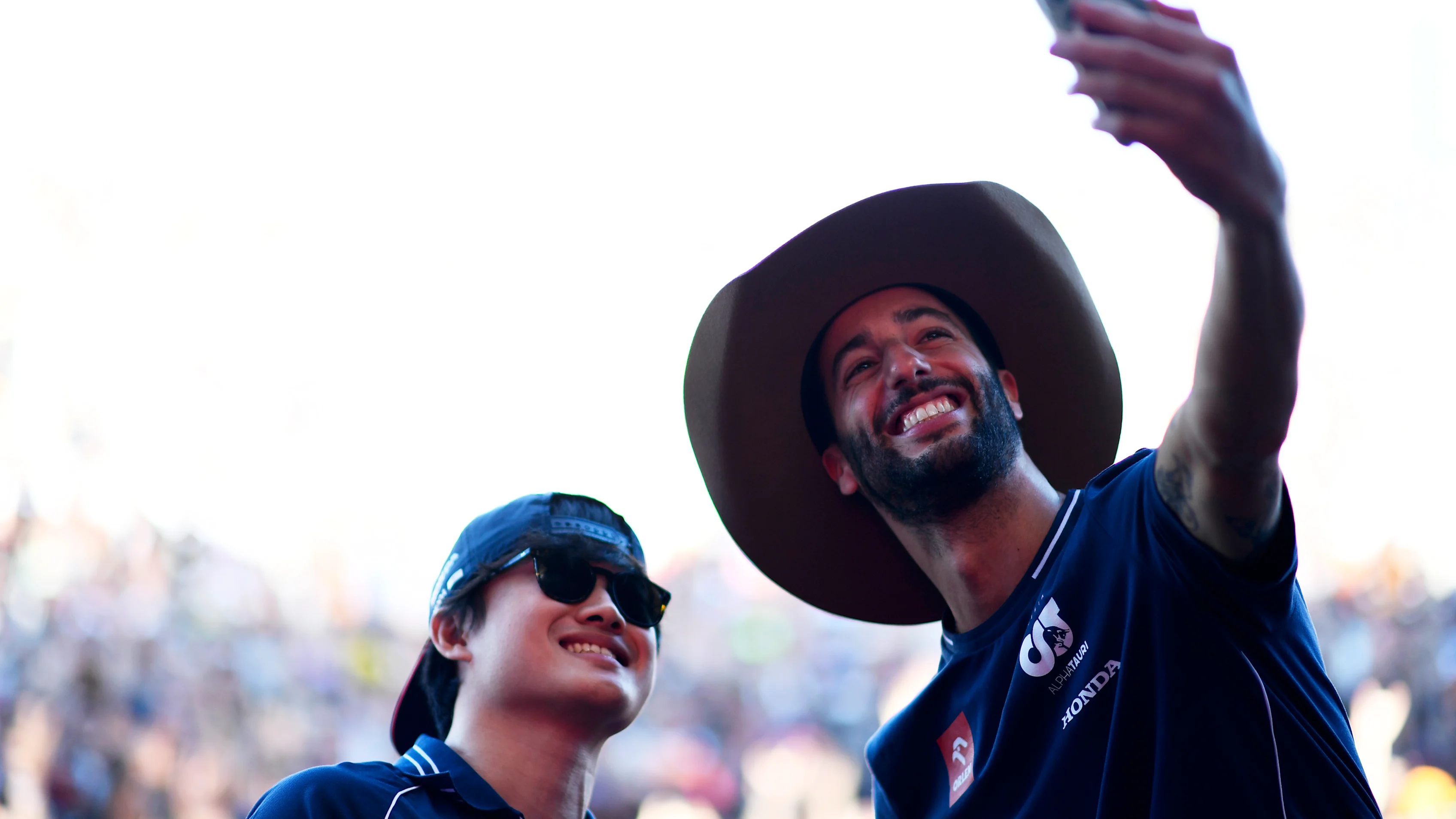 Ricciardo et Tsunoda s'imprègnent de l'énergie d'Austin et prennent des selfies avec les fans dans la foule. Faites glisser pour plus d'images