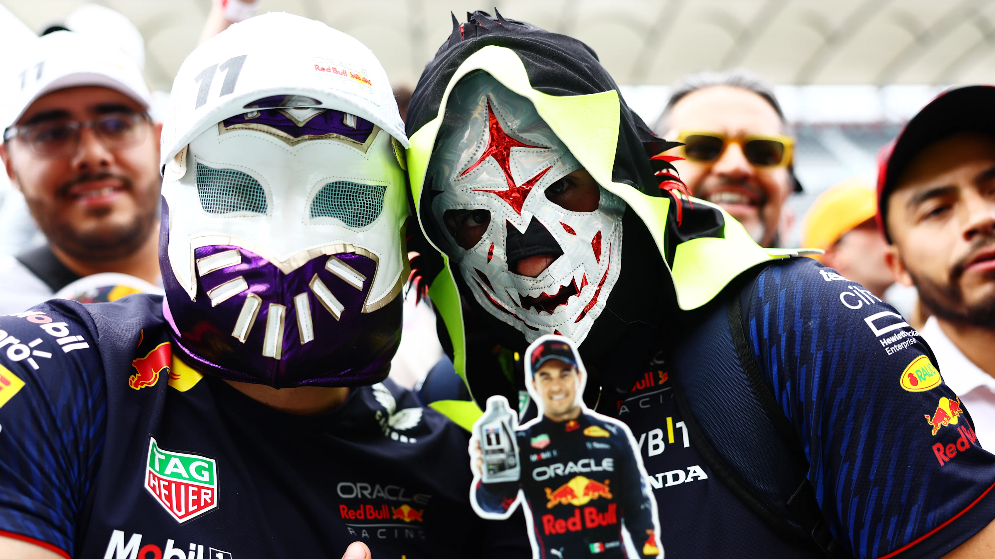 MEXICO, MEXIQUE - 26 OCTOBRE : Sergio Perez du Mexique et les fans d'Oracle Red Bull Racing montrent leur