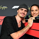 Mel C des Spice Girls est tombé sur Romeo Beckham devant le Grand Prix. BLAPS POUR PLUS D'IMAGES