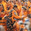 McLaren célébrant son deuxième titre de constructeurs en autant d'années, balayez plus d'images