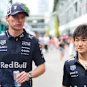 Max Verstappen et Yuki Tsunoda portant la collection de capsule Red Bull X Hypebeast, spécialement conçue pour les courses de nuit. BLAPS POUR PLUS D'IMAGES