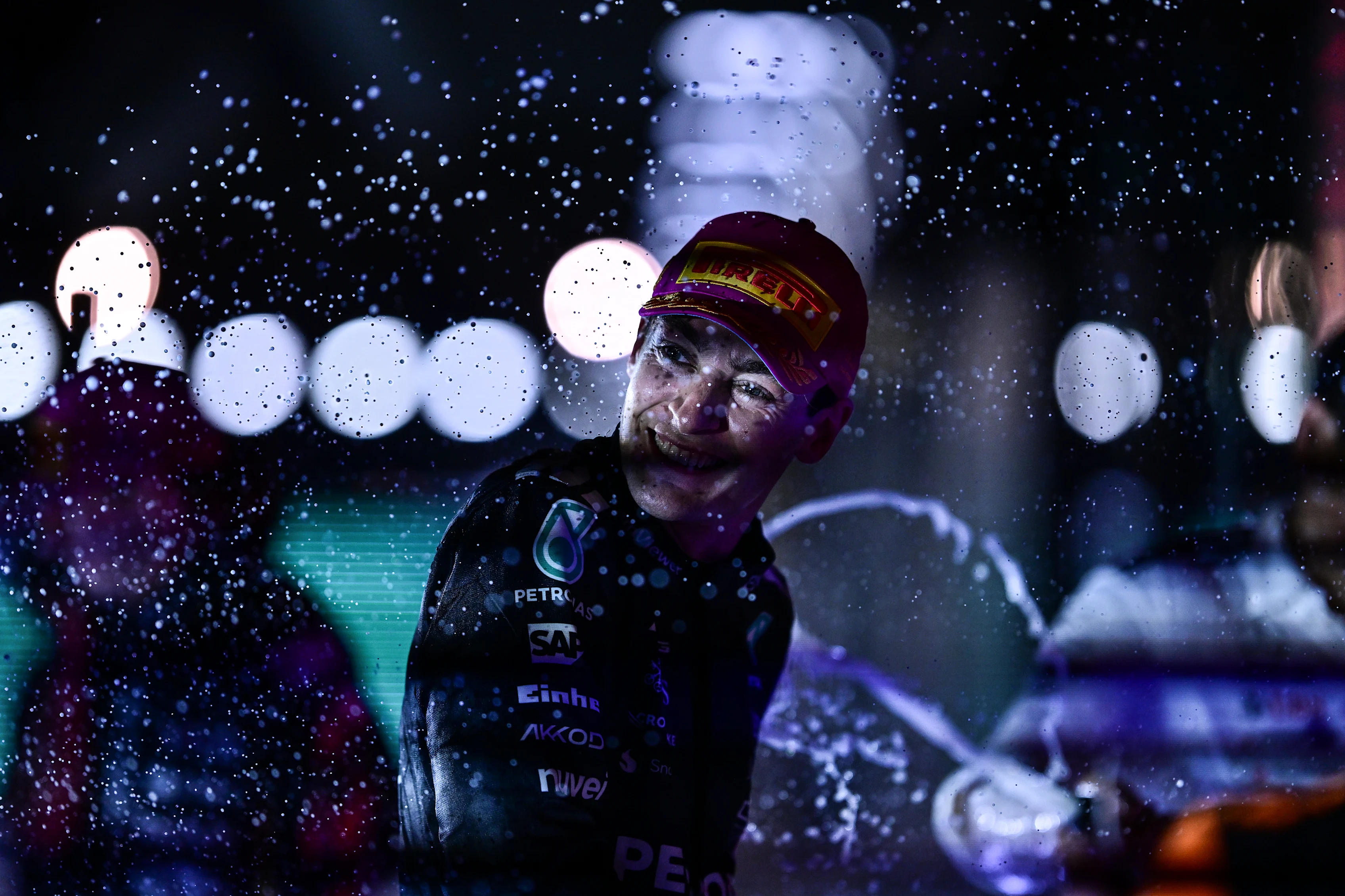 SINGAPOUR, SINGAPOUR - 05 OCTOBRE : le vainqueur de la course George Russell de Grande-Bretagne et Mercedes AMG