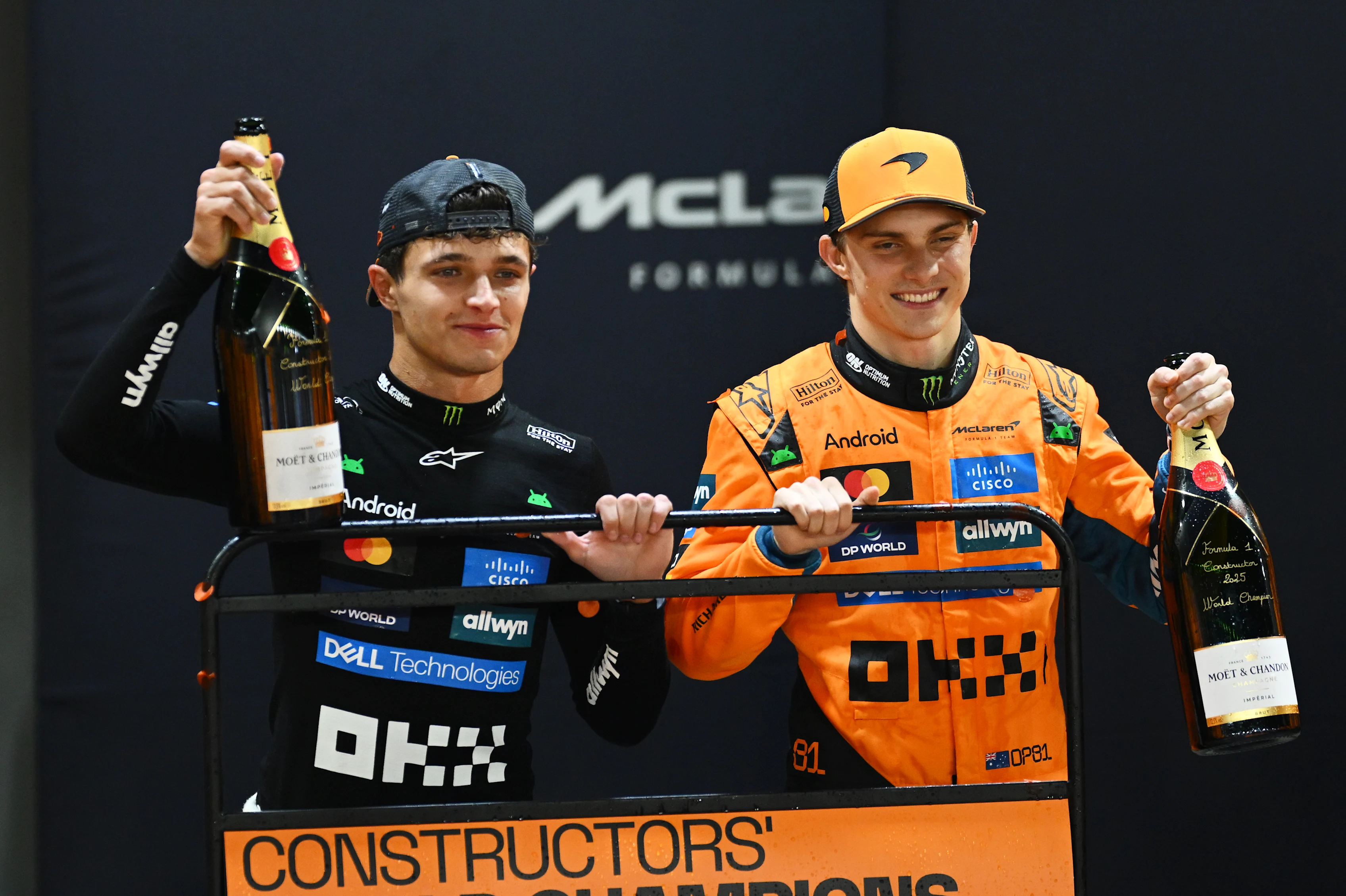 SINGAPOUR, SINGAPOUR - 05 OCTOBRE : Lando Norris de Grande-Bretagne et McLaren et Oscar Piastri de