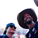Ricciardo et Tsunoda s'imprègnent de l'énergie d'Austin et prennent des selfies avec les fans dans la foule. Faites glisser pour plus d'images
