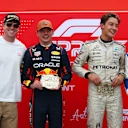 Tara Davis-Woodhall et Hunter Woodhall ont récompensé les trois premiers du Sprint avec leurs trophées à boucle