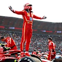 Carlos Sainz a remporté la victoire au Grand Prix de Mexico l'année dernière lors de sa dernière saison avec Ferrari. Glissez pour en savoir plus