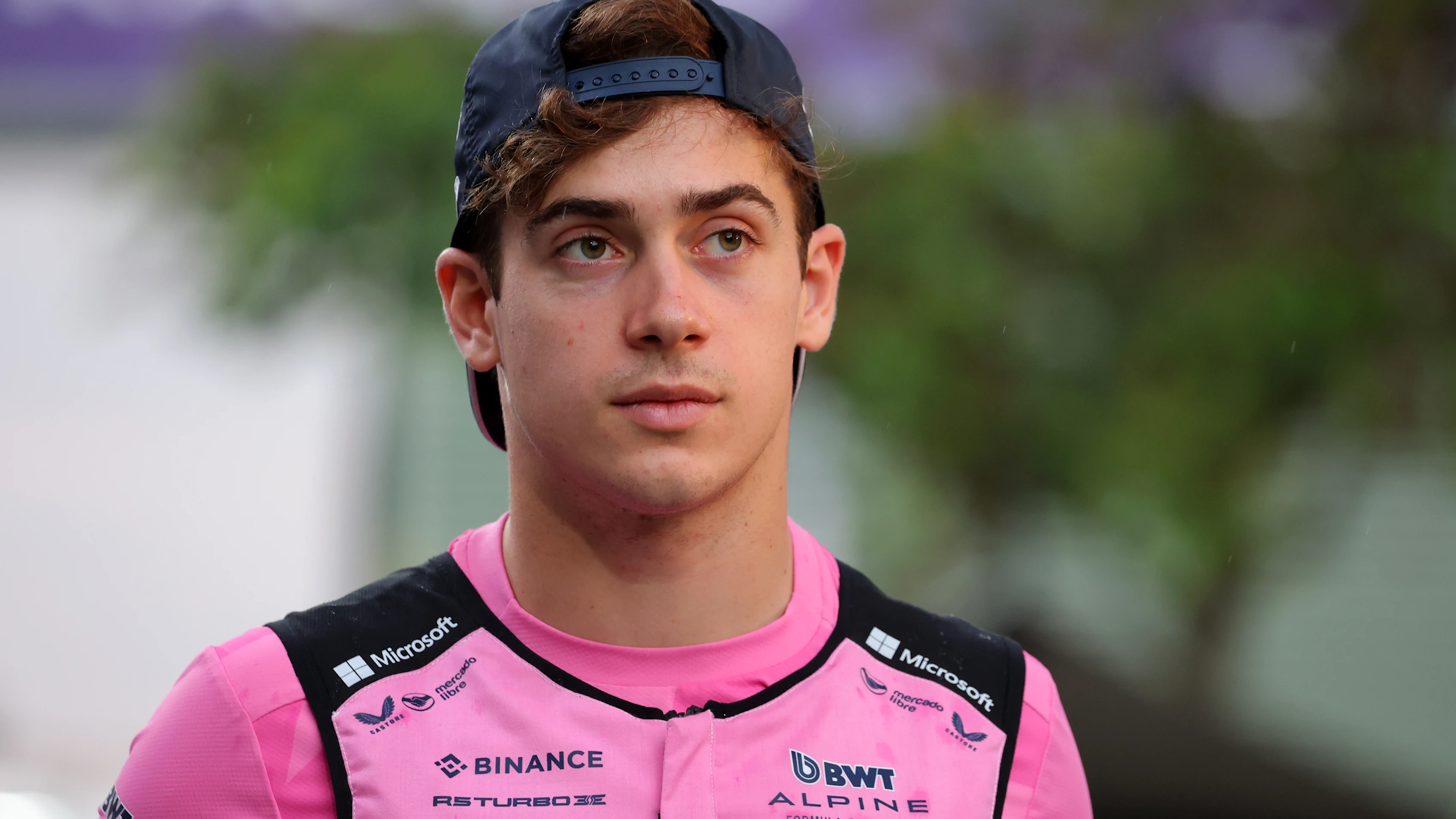 SINGAPOUR, SINGAPOUR - 05 OCTOBRE : Franco Colapinto d'Argentine et Alpine F1 regardent avant