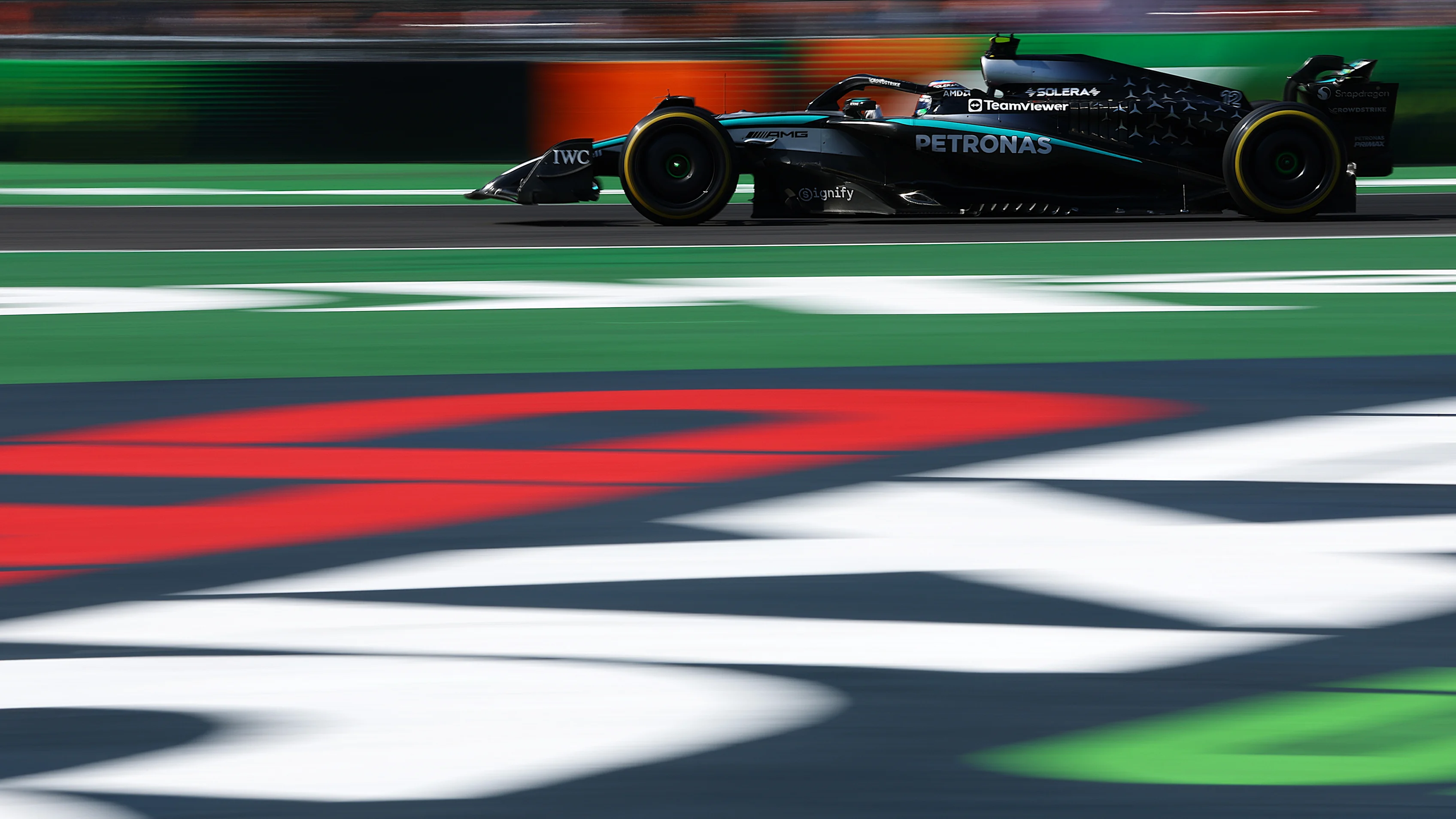 MEXICO, MEXIQUE - 26 OCTOBRE : Andrea Kimi Antonelli, d'Italie, au volant de la (12) Mercedes AMG