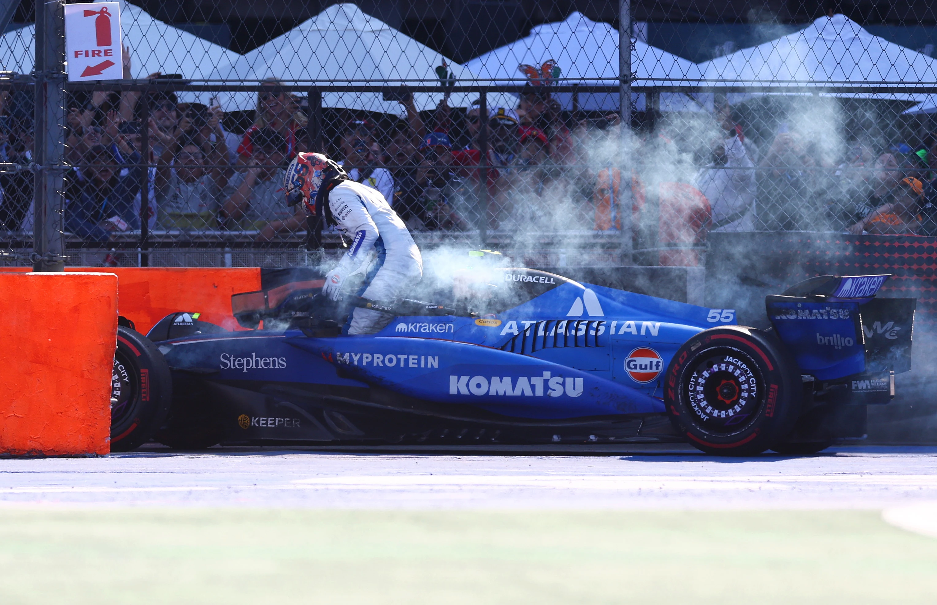 MEXICO, MEXIQUE - 26 OCTOBRE : Carlos Sainz d'Espagne et Williams sortent de sa voiture après