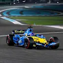 Fernando Alonso s'est rendu sur le circuit de Yas Marina au volant de sa voiture vainqueur du Championnat 2005, la Renault R25. Faites glisser pour plus d'images