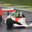 Lewis Hamilton a conduit la McLaren MP4/5B 1990 d'Aryton Senna à Interlagos en 2024. Faites glisser pour plus d'images