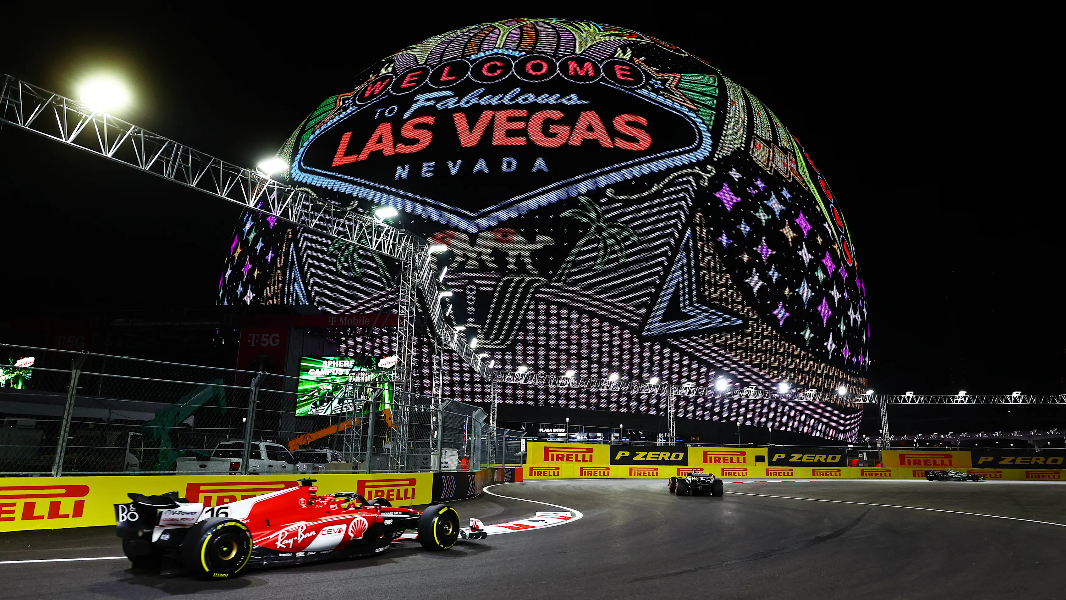 LAS VEGAS, NEVADA - 17 NOVEMBRE : Charles Leclerc de Monaco au volant de la (16) Ferrari SF-23 sur piste