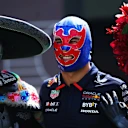 Checo porte son héritage sur et hors piste : des casques d'inspiration mexicaine à une entrée complète en lucha libre, le héros local apporte toujours la passion