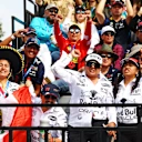 Les fans remplissent les tribunes de sombreros et agitant des drapeaux, transformant le circuit en une mer de couleurs et de fierté nationale.