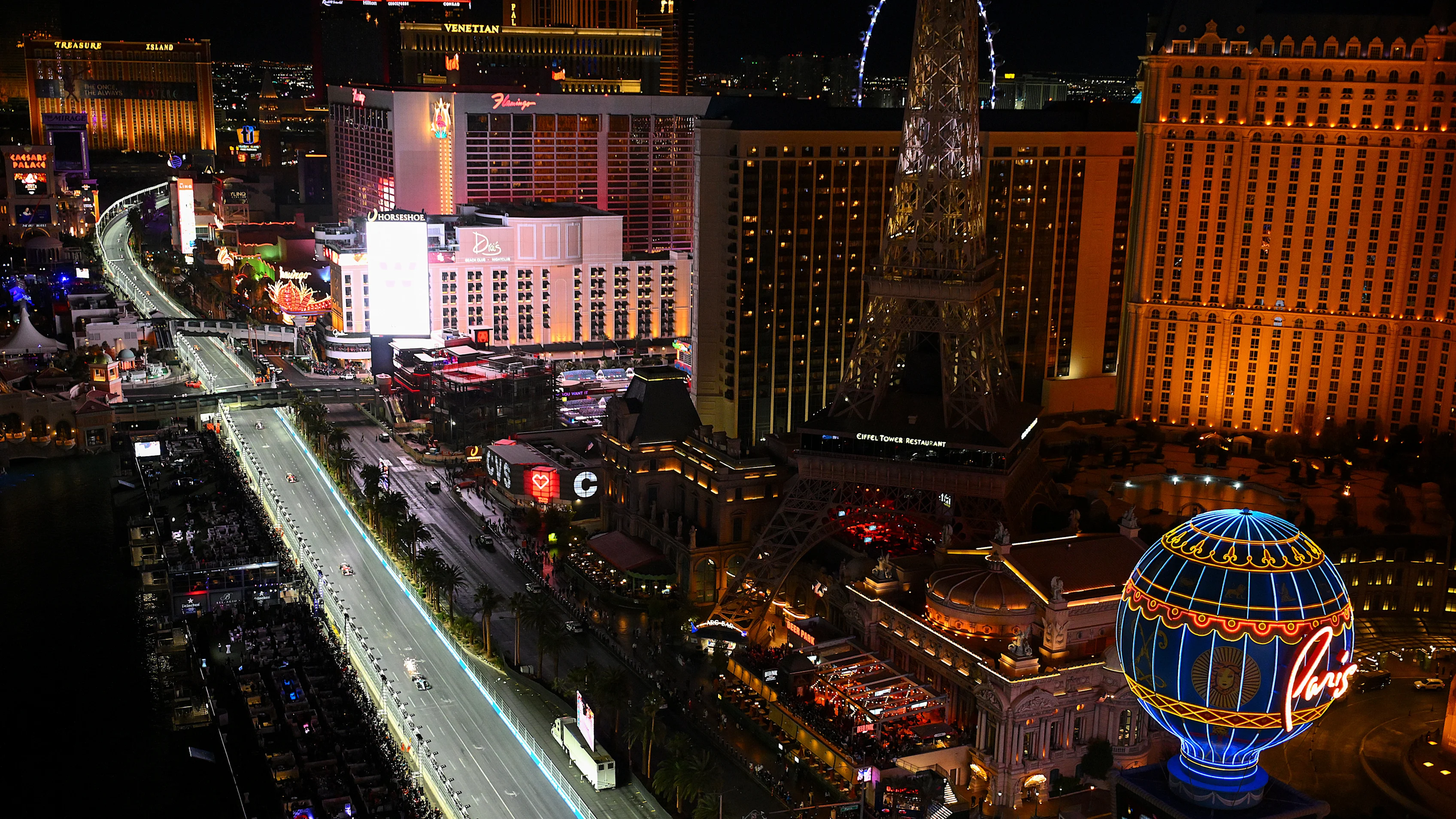 LAS VEGAS, NEVADA - 23 NOVEMBRE : George Russell de Grande-Bretagne au volant de la (63) Mercedes AMG