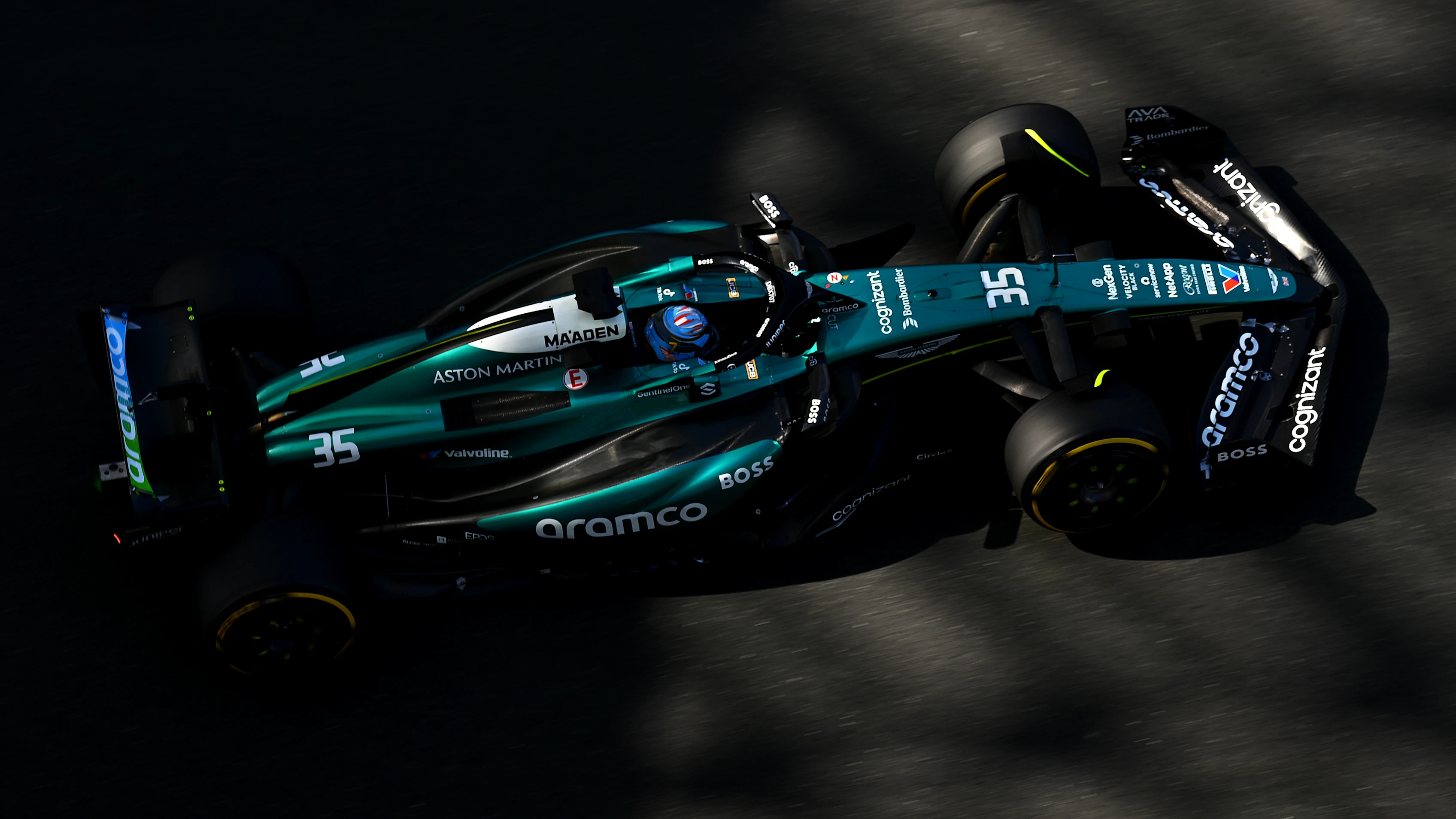 ABU DHABI, ÉMIRATS ARABES UNIS - DÉCEMBRE 10 : Jak Crawford des États-Unis conduisant l'Aston (35)