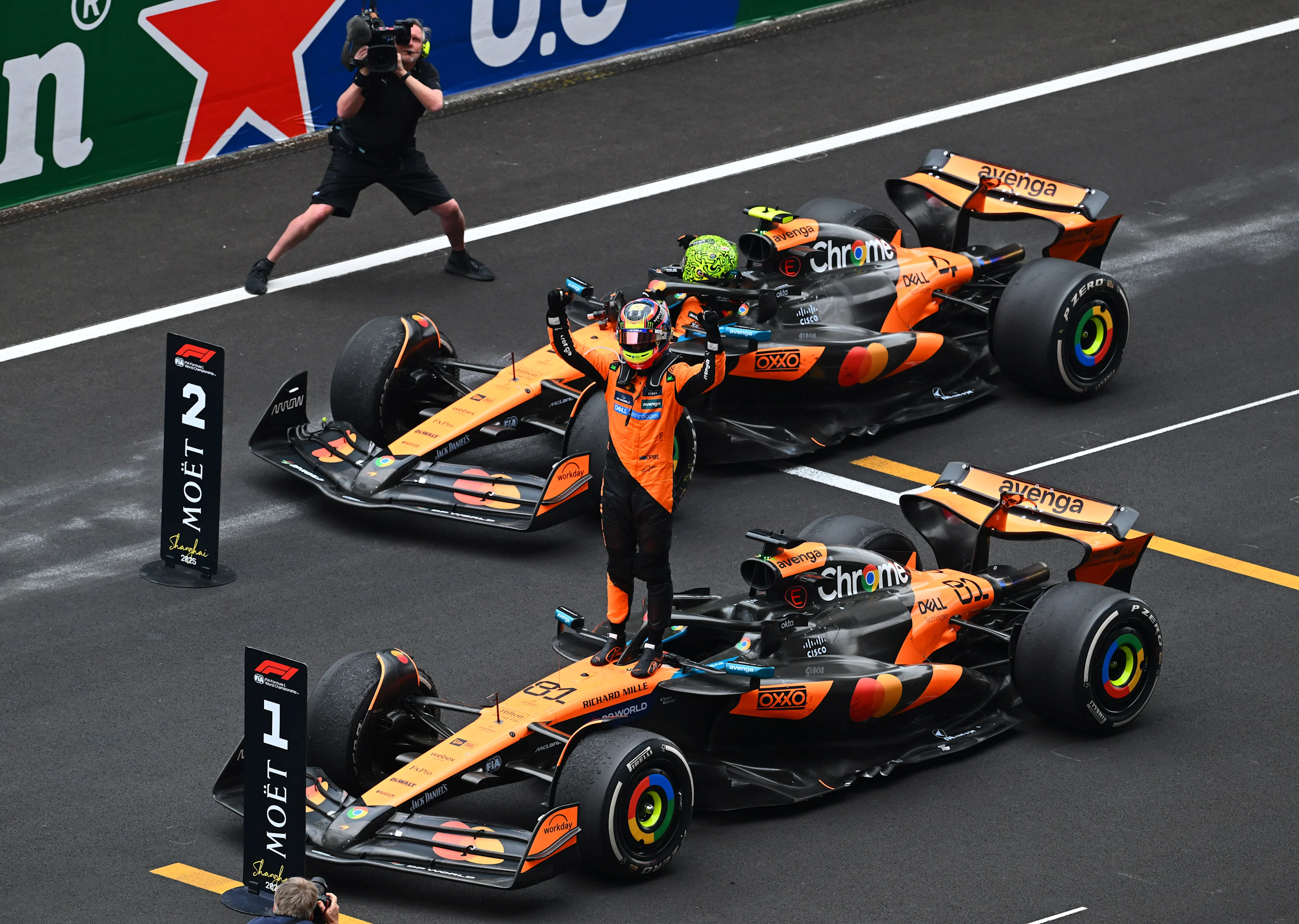 Shanghai, Chine - 23 mars: le vainqueur de la course Oscar Piastri d'Australie et McLaren célèbre