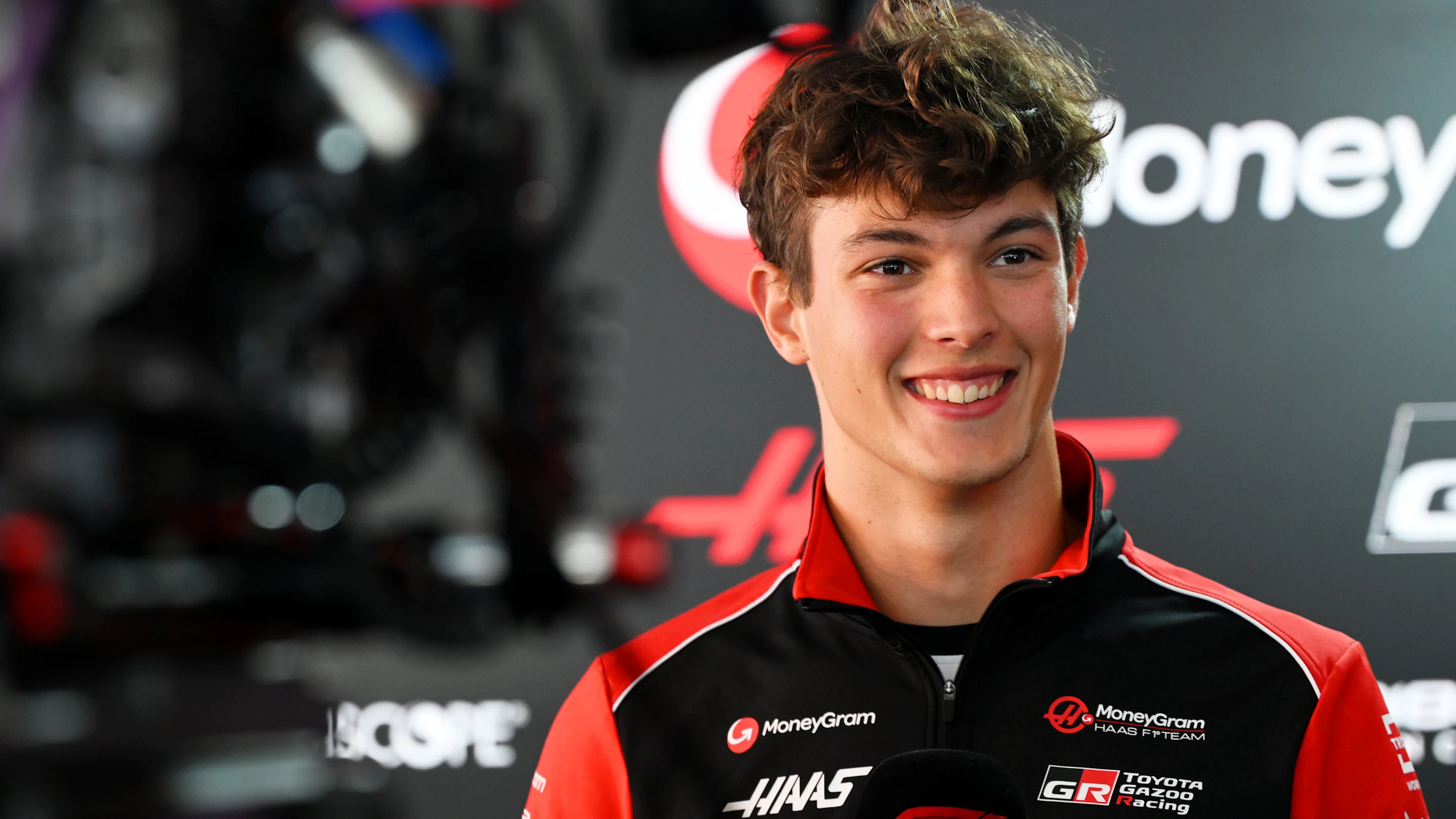 MONZA, ITALIE - SEPTEMBRE 04 : Oliver Bearman de Grande-Bretagne et Haas F1 parle aux médias pendant