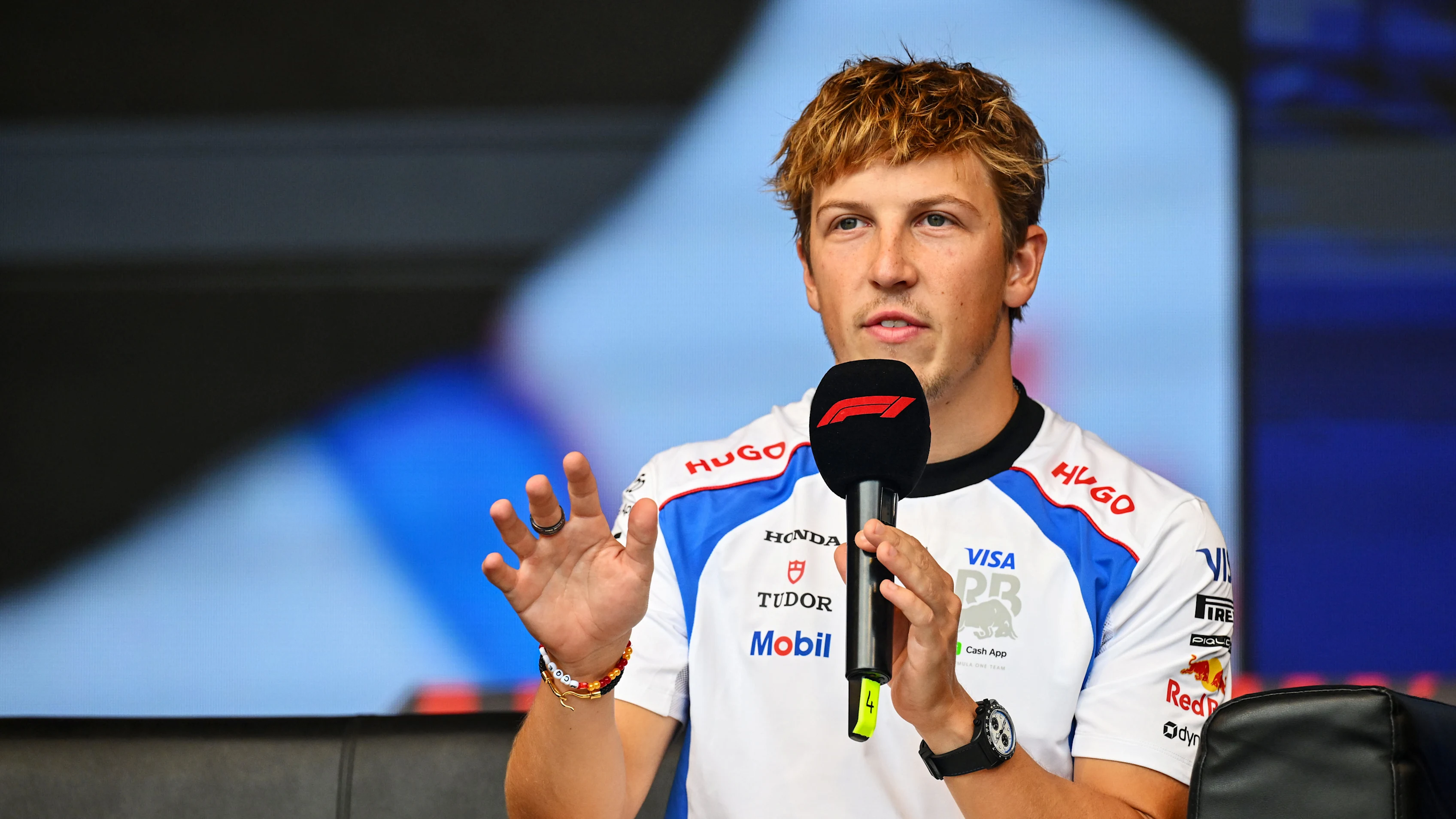 BAKU, Azerbaïdjan - 19 septembre: Liam Lawson de Nouvelle-Zélande et Visa Cash App Racing Bulls parle sur