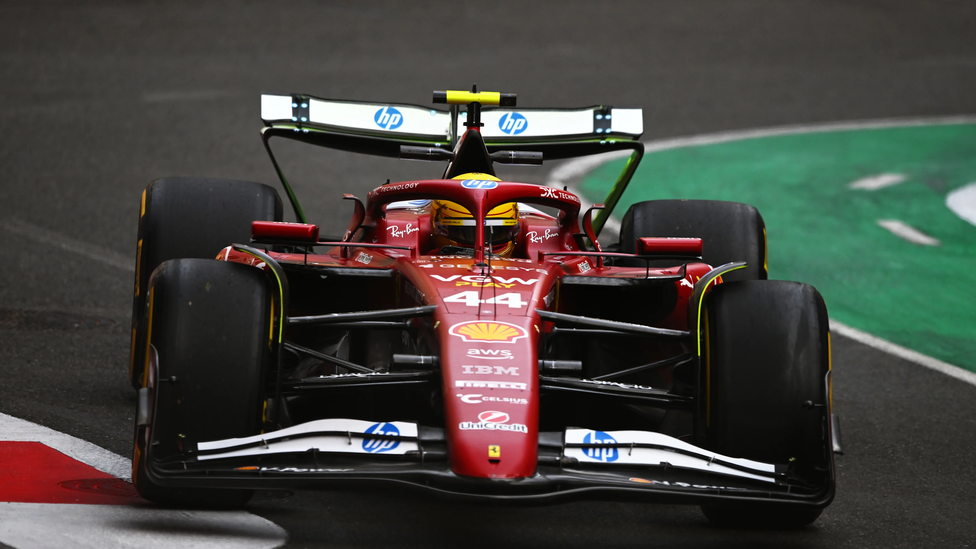 Bakou, Azerbaïdjan - 19 septembre: Lewis Hamilton de Grande-Bretagne conduisant le (44) Scuderia Ferrari