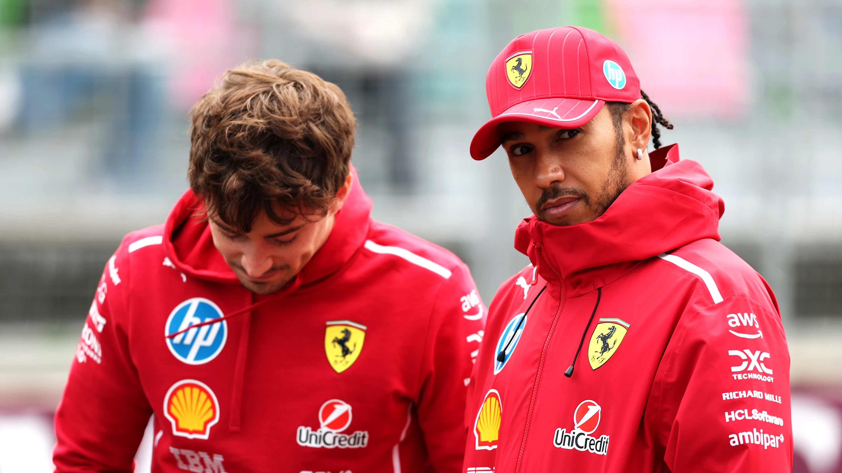 Bakou, Azerbaïdjan - 21 septembre: Charles Leclerc de Monaco et Scuderia Ferrari et Lewis Hamilton