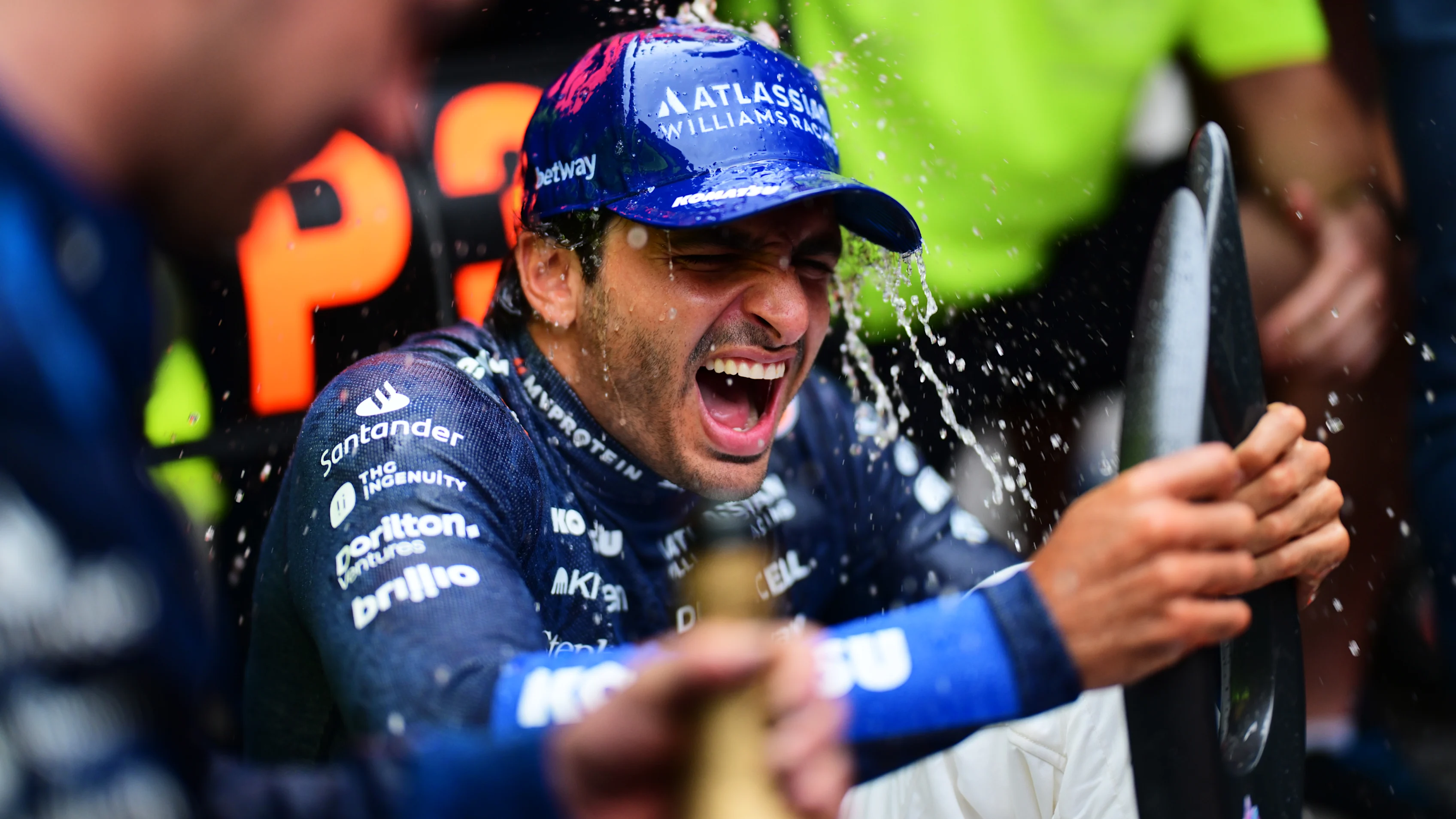 BAKU, AZERBAÏDJAN - 21 SEPTEMBRE : Carlos Sainz, d'Espagne, troisième, et Williams célèbrent avec