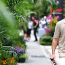 Fernando Alonso arrive au Paddock jeudi dans un polo de marque Aston Martin