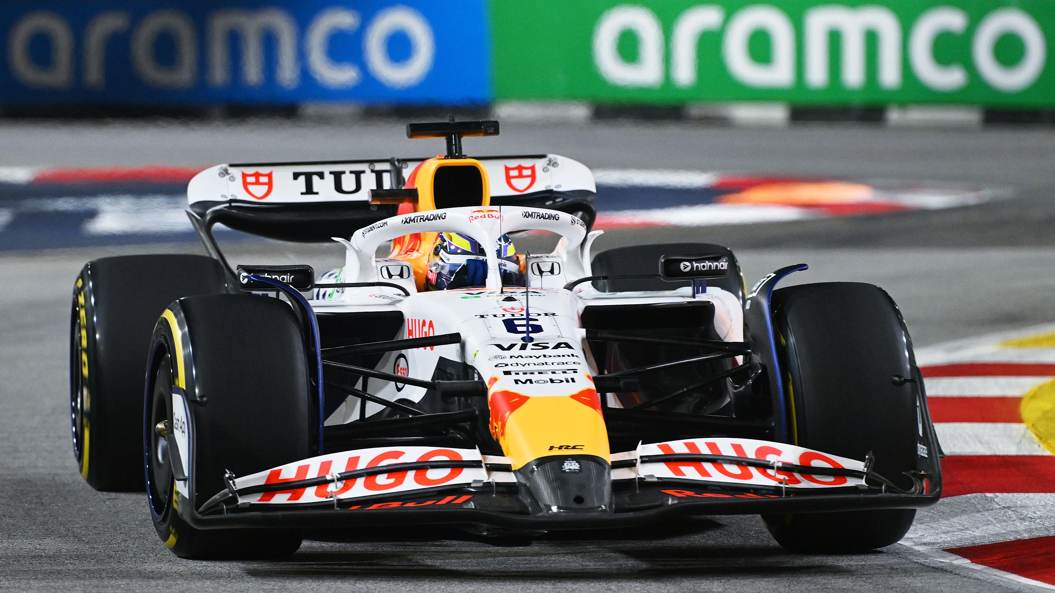 Singapour, Singapour - 03 octobre: ​​Isack Hadjar de France conduisant le (6) Visa Cash App Racing