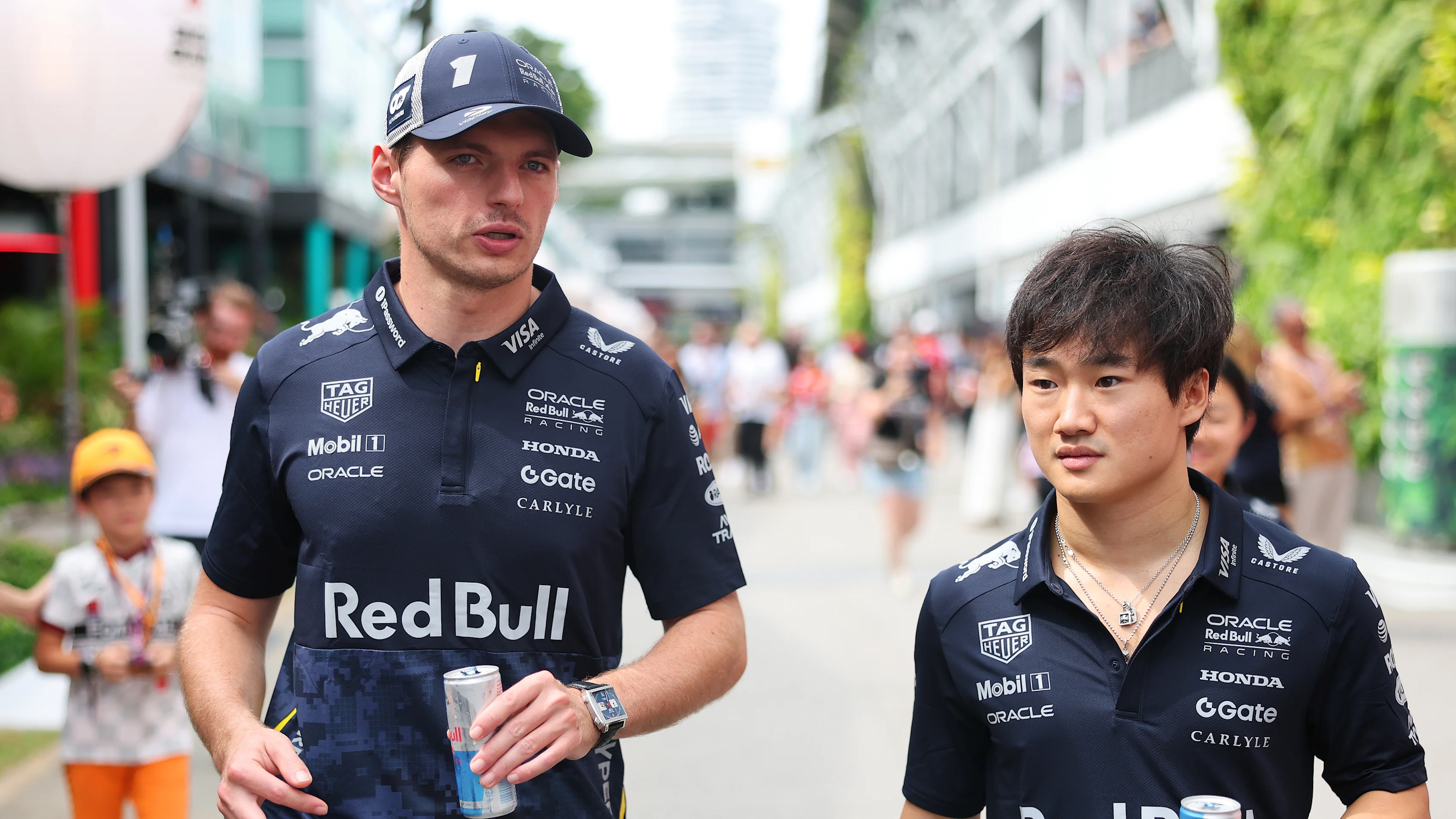Max Verstappen et Yuki Tsunoda portant la collection de capsule Red Bull X Hypebeast, spécialement conçue pour les courses de nuit. BLAPS POUR PLUS D'IMAGES