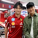 JJ Lin pose avec Zhou Guanyu dans le garage Ferrari