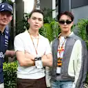 Vernon et Dino de dix-sept posant avec Max Verstappen et Yuki Tsunoda de Red Bull