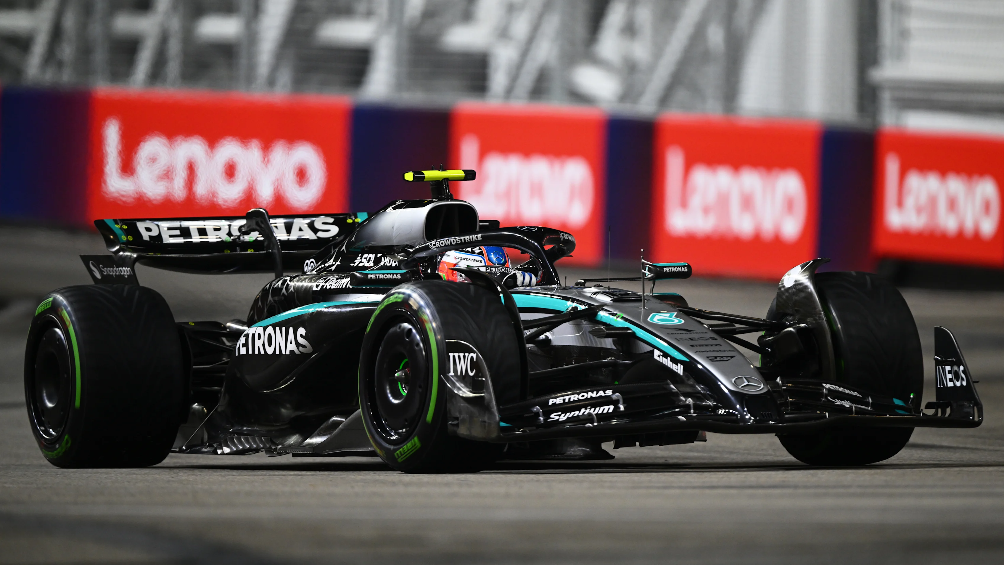 SINGAPOUR, SINGAPOUR - 05 OCTOBRE : Andrea Kimi Antonelli d'Italie au volant de la (12) Mercedes AMG