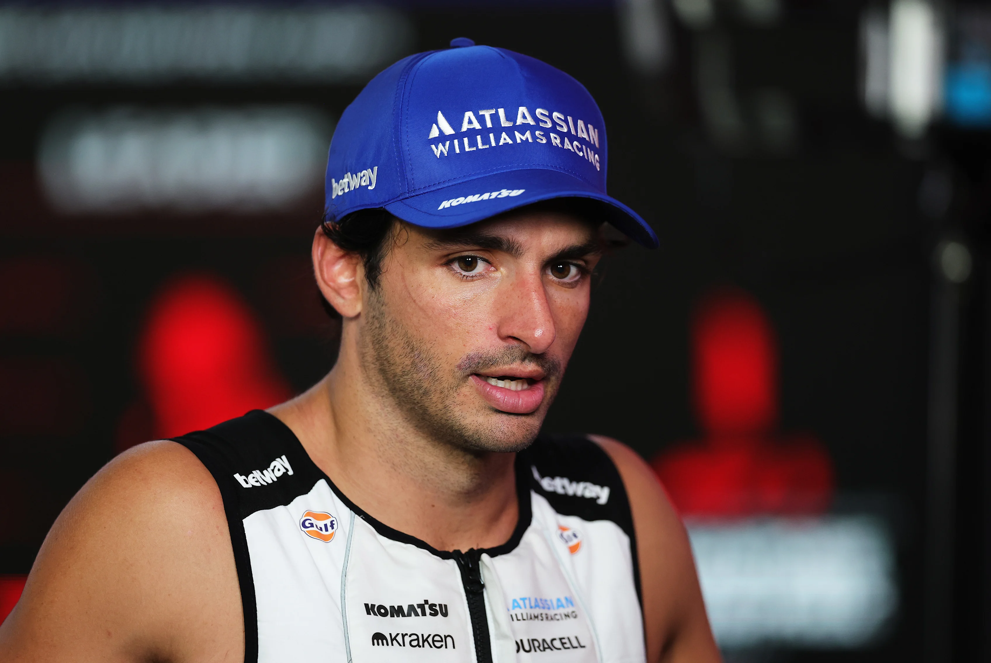 SINGAPOUR, SINGAPOUR - 05 OCTOBRE : Carlos Sainz, d'Espagne, dixième, et Williams, parlent au